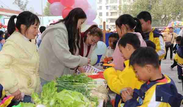 蕨溪小学：开展“凝聚每一份爱，点亮每一颗心”爱心义卖活动