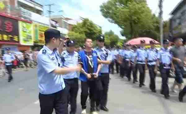 又捣毁一恶势力犯罪集团，出动百余警力，荷枪实弹穿越街头巷尾