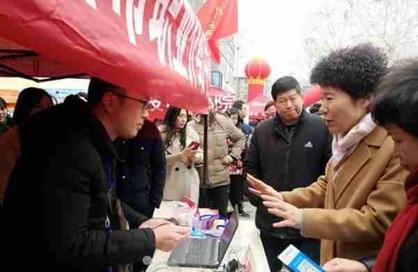 南阳市“春风行动”主场公益招聘会在城区人民路红都广场举行