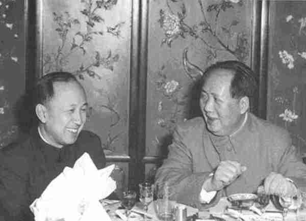 1964年宴会上毛主席正递烟给钱学森，却突然笑着收手道：自力更生