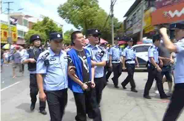 又捣毁一恶势力犯罪集团，出动百余警力，荷枪实弹穿越街头巷尾