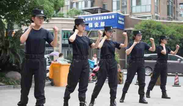 用脚步秀出风景 武林广场女子平安巡防员“霸屏”了