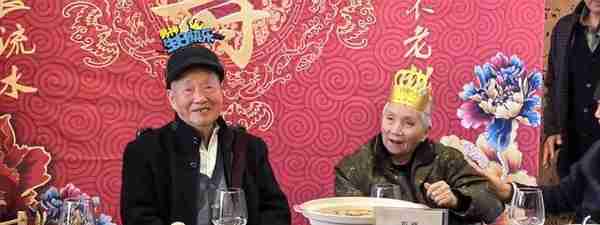 见证幸福：姨父90岁，102岁哥来陪，子孙孝顺人年轻