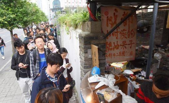 成都“网红”糖油果子店主：今晚8点，最后一锅糖油果子请大家吃