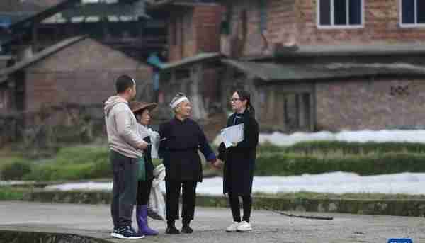 党的十九大以来以习近平同志为核心的党中央贯彻执行中央八项规定、推进作风建设综述