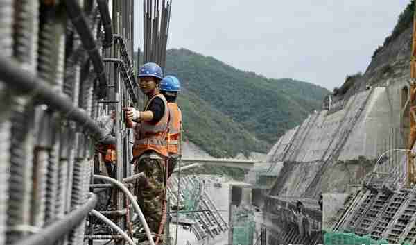 陕西黄金峡水利枢纽：争取汛期来临前 坝段表孔完成混凝土浇筑