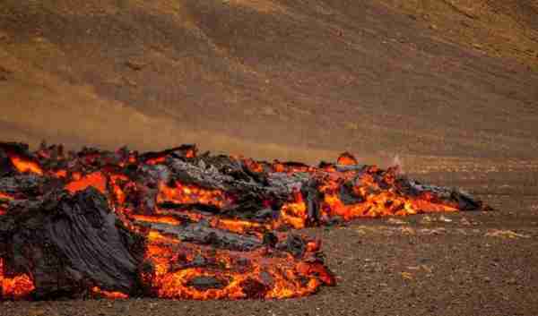 日本富士山近期或将爆发，日本沉没，我们应当接收难民吗？