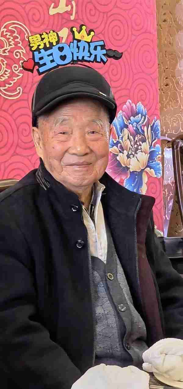 见证幸福：姨父90岁，102岁哥来陪，子孙孝顺人年轻