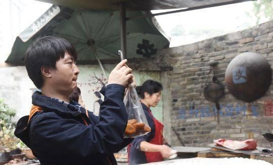 成都“网红”糖油果子店主：今晚8点，最后一锅糖油果子请大家吃