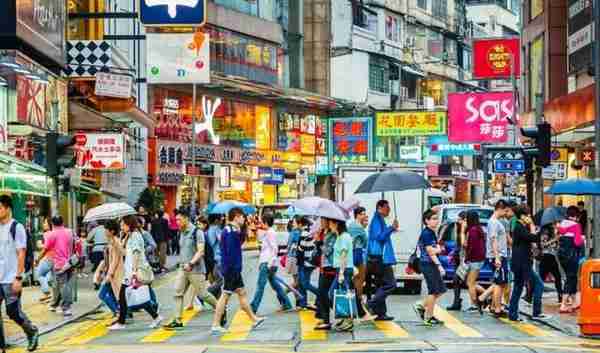 最近，太多钱涌入香港！