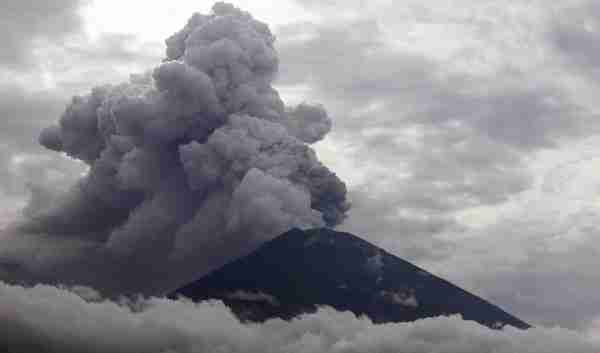 日本富士山近期或将爆发，日本沉没，我们应当接收难民吗？