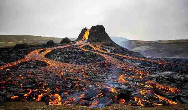 日本富士山近期或将爆发，日本沉没，我们应当接收难民吗？