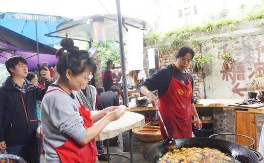 成都“网红”糖油果子店主：今晚8点，最后一锅糖油果子请大家吃