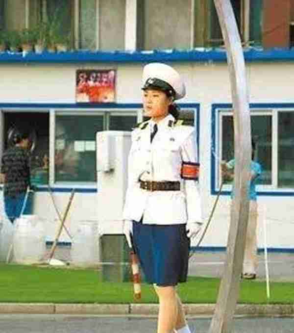 我在朝鲜办理国际手机卡，朝鲜姑娘约我逛街买衣服