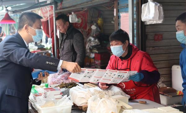 中国银行洛阳分行开展反假币宣传活动