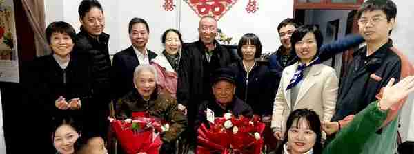 见证幸福：姨父90岁，102岁哥来陪，子孙孝顺人年轻