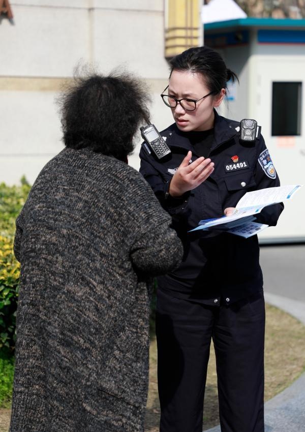 致敬了不起的“她”：一万上海女警与三代人的无悔青春