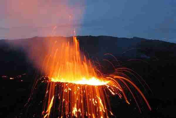 日本富士山近期或将爆发，日本沉没，我们应当接收难民吗？