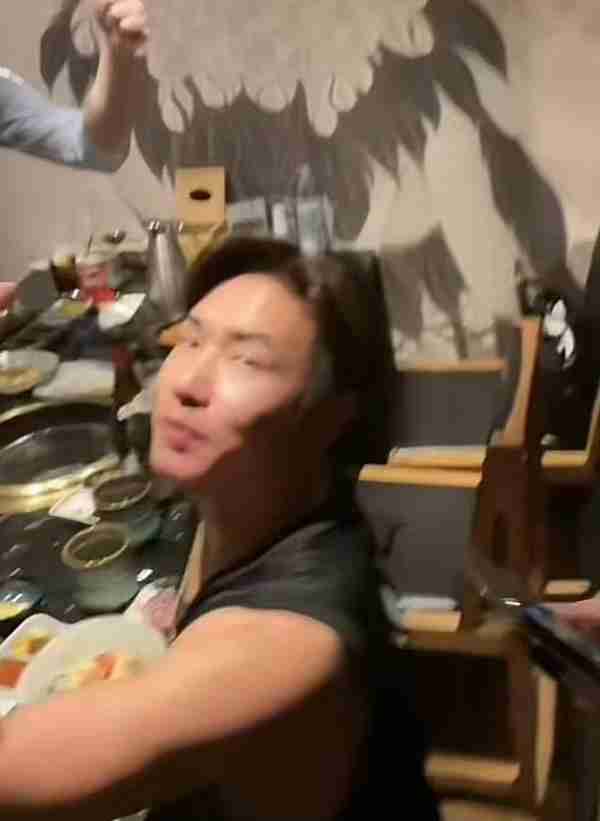 汪小菲返台为小玥儿庆生，陪女儿吹蜡烛称S妈丈母娘，现场超温馨