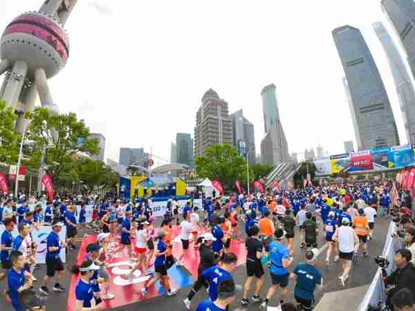 上海“半马”，浦东开跑！15000名跑者突破自我极限，用脚步丈量浦东发展成就