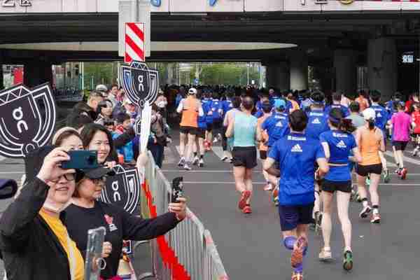 上海“半马”，浦东开跑！15000名跑者突破自我极限，用脚步丈量浦东发展成就