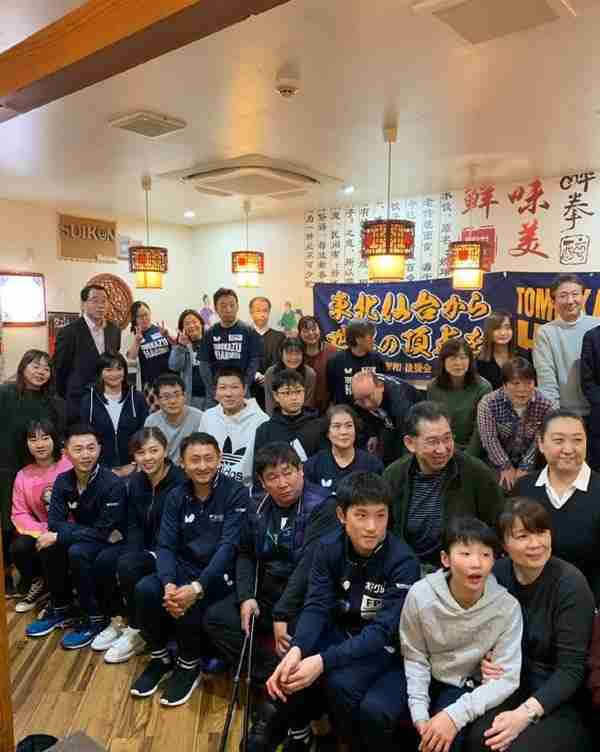 张本智和夺冠获300万日元办庆功宴！一家四口亮相庆祝 爸妈笑开花