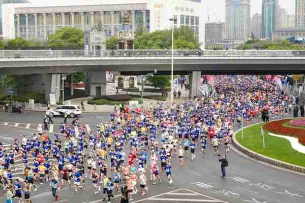 上海“半马”，浦东开跑！15000名跑者突破自我极限，用脚步丈量浦东发展成就