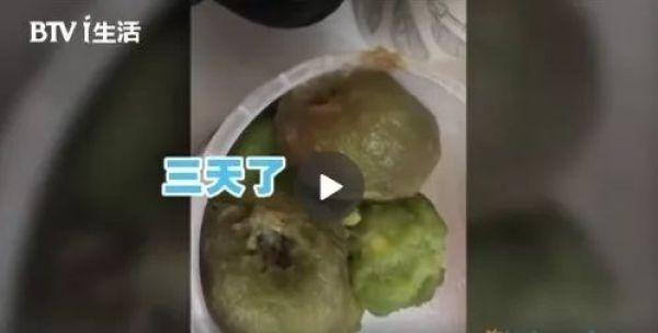 恶心！臭香蕉+烂芒果+隔夜茶？网红奶茶卫生极差！店员：白给都不喝