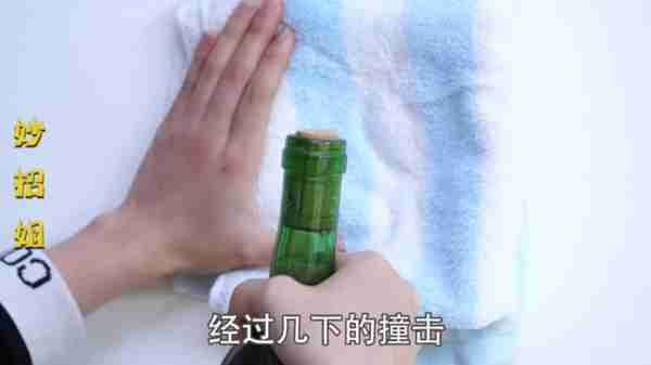 没有开瓶器怎么开红酒？教你一招，不用开瓶器，轻松打开