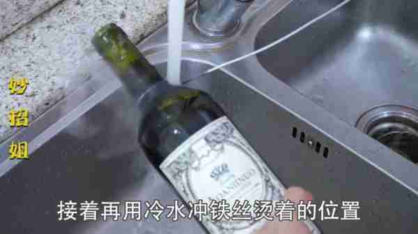 没有开瓶器怎么开红酒？教你一招，不用开瓶器，轻松打开